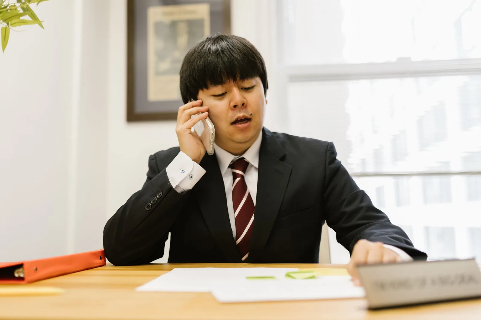 Người trẻ bỡ ngỡ khi bắt đầu công việc văn phòng đầu tiên