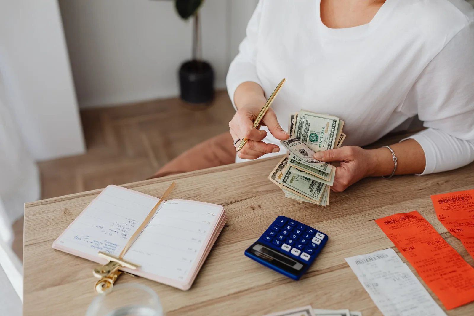 Người phụ nữ tính toán chi tiêu và khoản dư hằng tháng