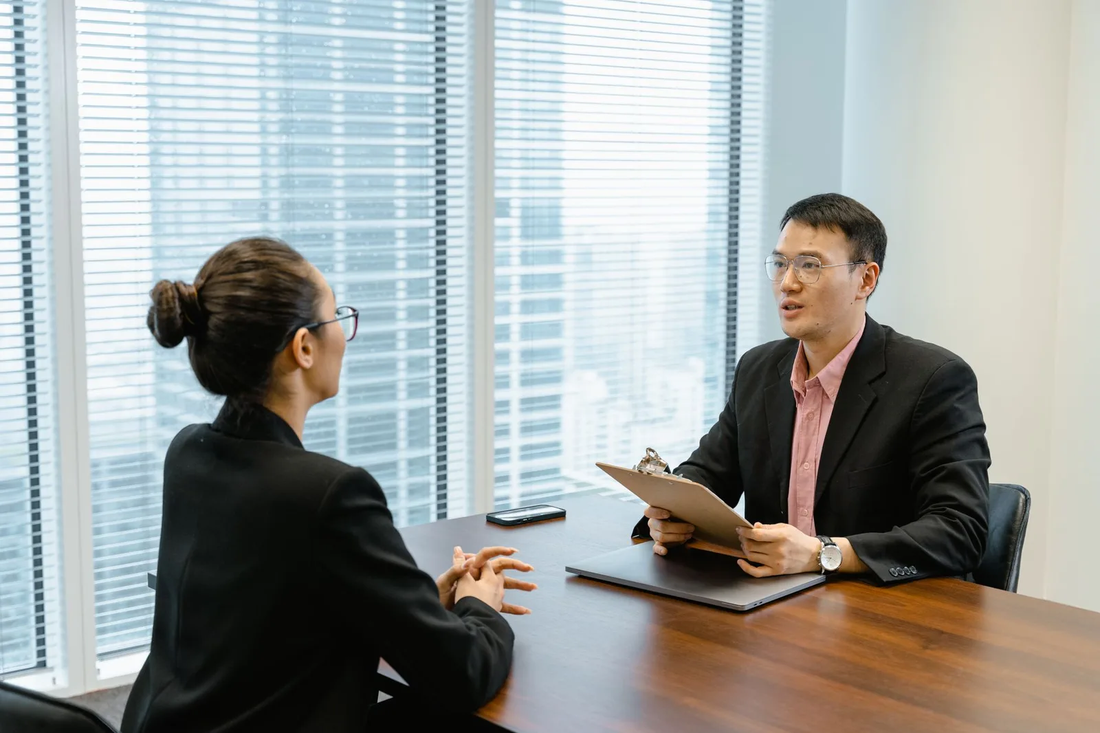 Ứng viên châu Á trao đổi trong buổi phỏng vấn việc làm
