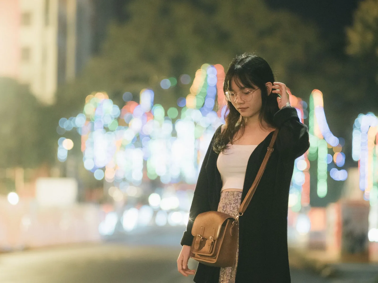 Người trẻ đi dạo ngoài trời sau giờ làm việc