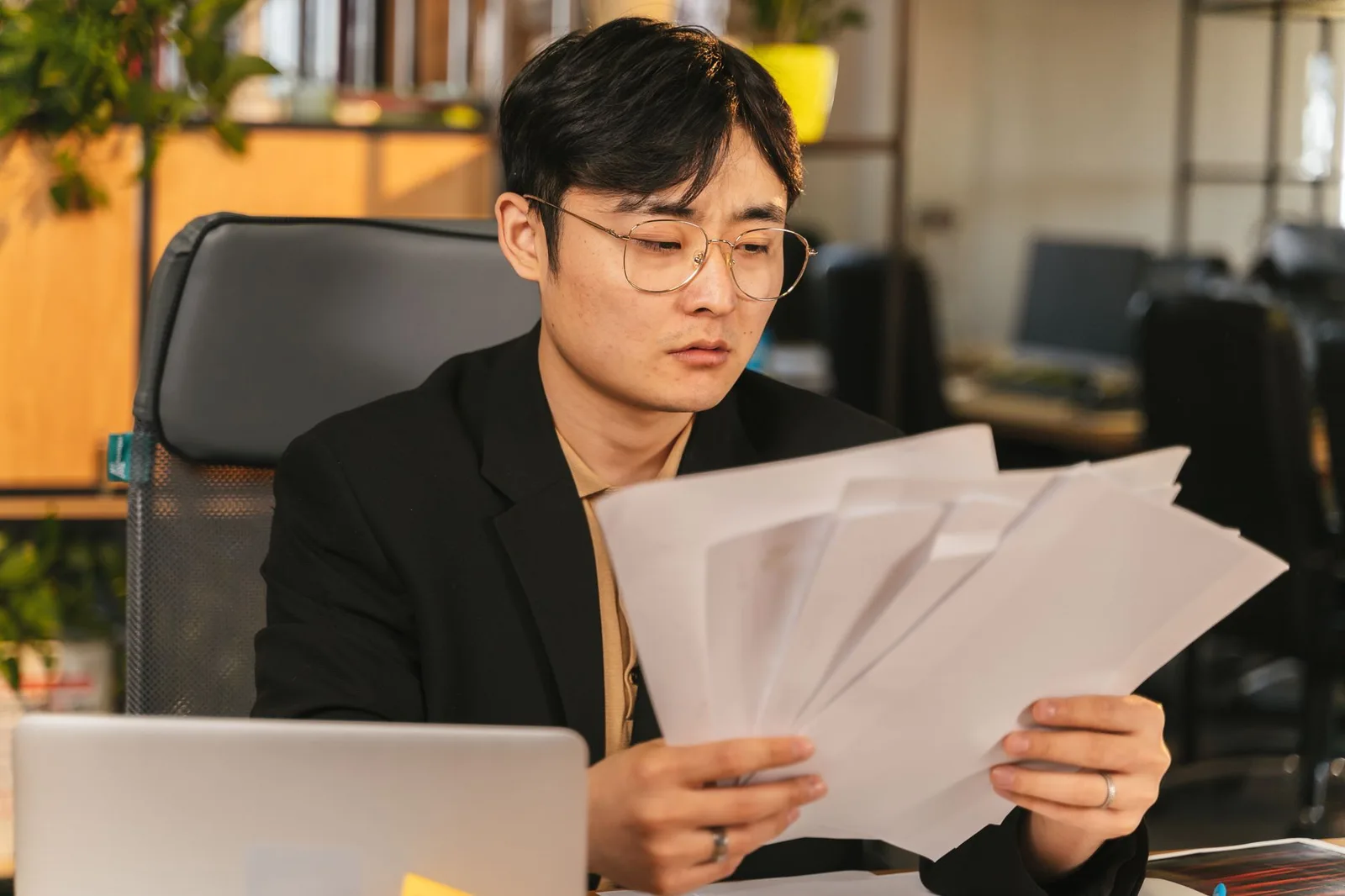 Người lao động kiểm tra hồ sơ để tránh thiếu sót