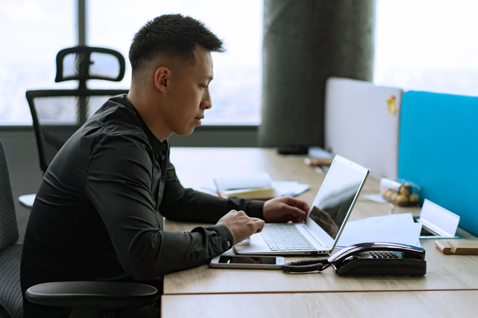 Người lao động tìm việc mới trên máy tính xách tay