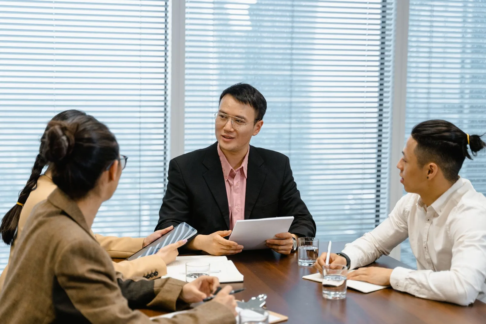 Nhóm nhân sự châu Á thảo luận chiến lược doanh nghiệp