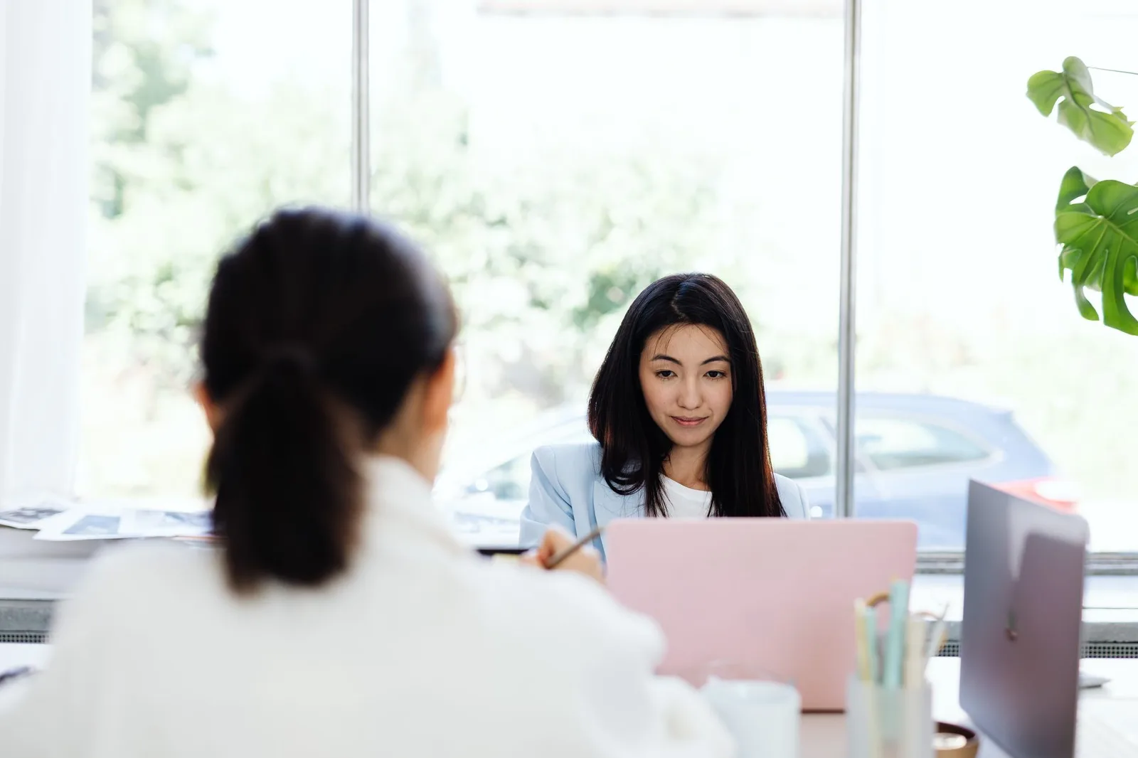 Ứng viên công nghệ châu Á tham gia buổi phỏng vấn tuyển dụng