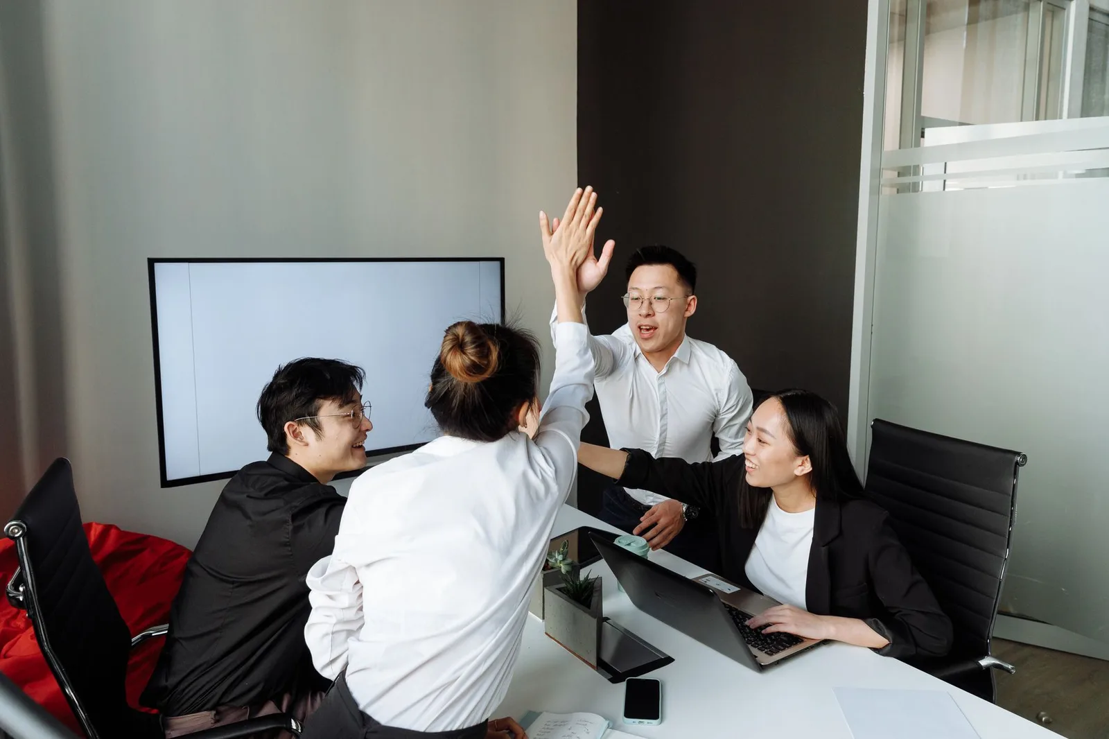 Nhân viên mới châu Á hòa nhập và cộng tác cùng đồng nghiệp
