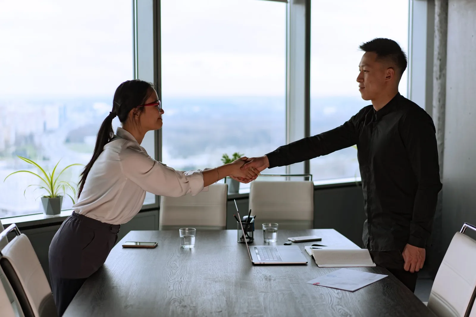 Các chuyên gia châu Á tham gia phỏng vấn tuyển dụng trực tuyến