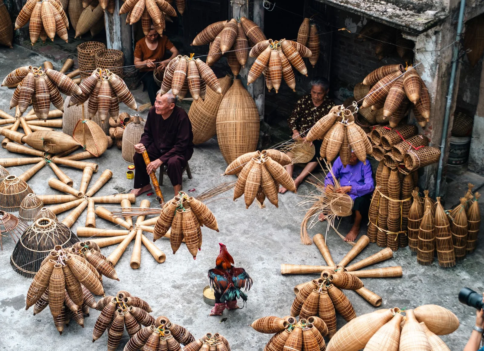 Hướng dẫn viên địa phương đồng hành cùng du khách tại bản làng
