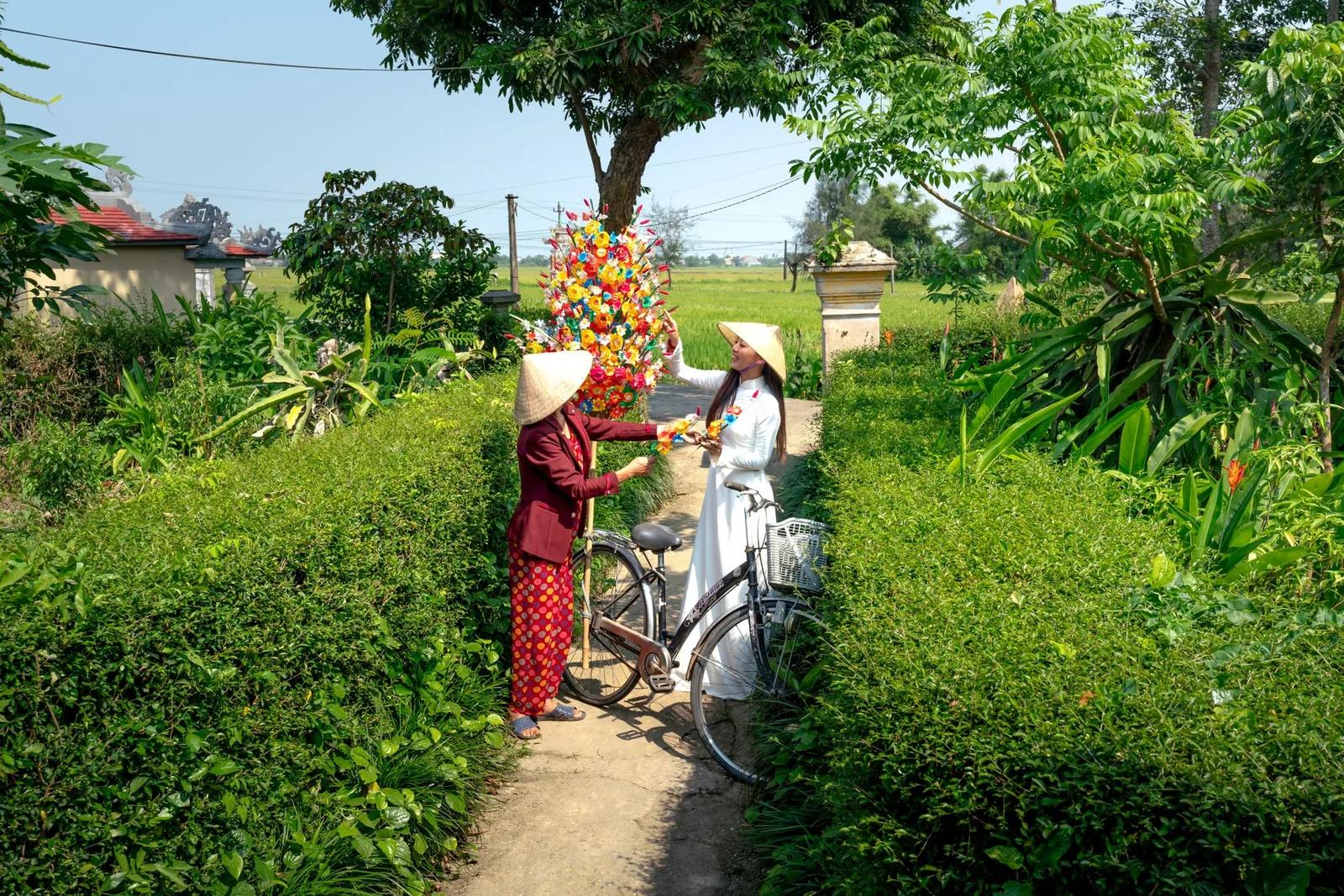 Du khách giao lưu thân thiện với người dân bản địa