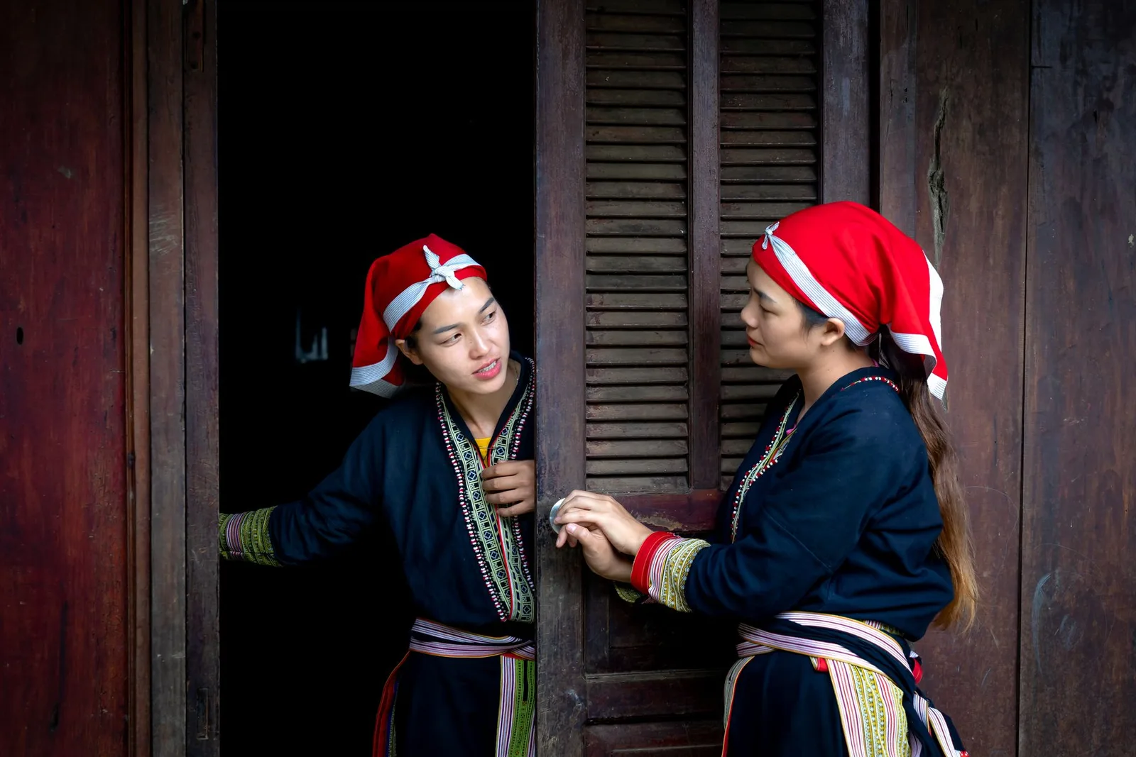 Du khách chào hỏi người dân trước khi giơ máy ảnh