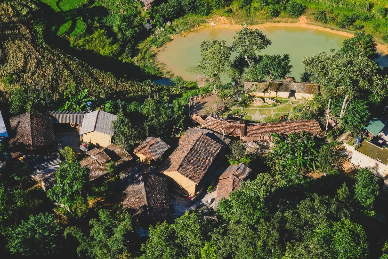 Du khách tìm hiểu đời sống trong cộng đồng địa phương