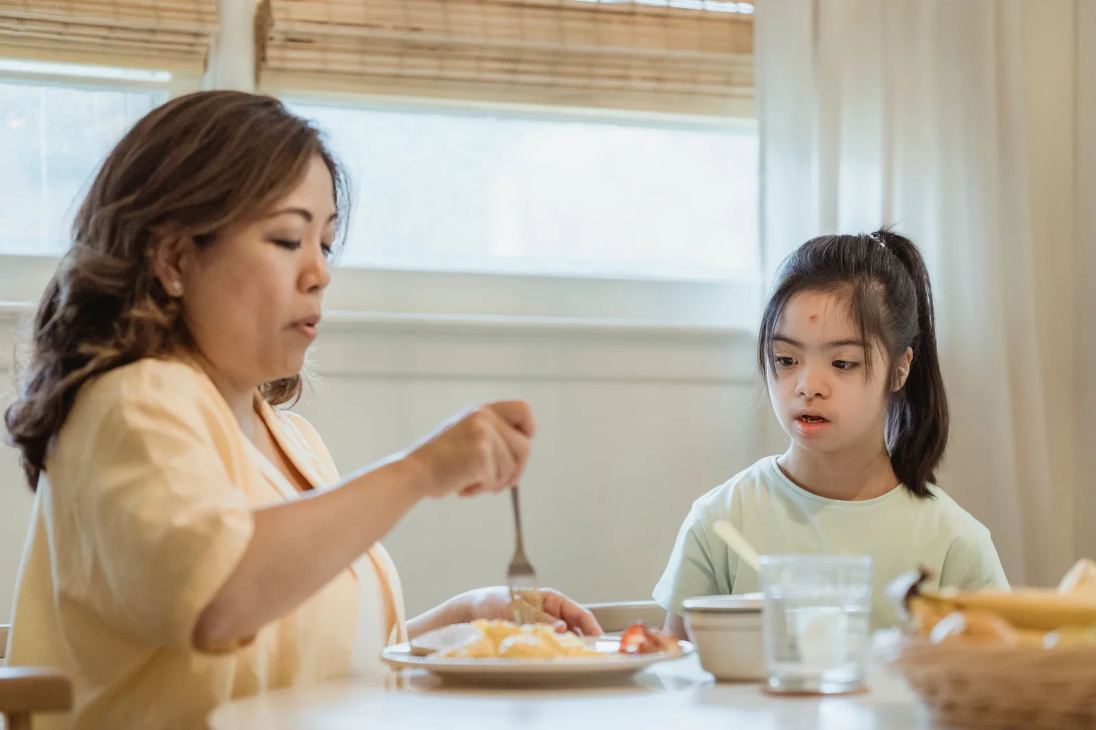 Hai mẹ con thư thả dùng bữa sáng tại khu nghỉ dưỡng