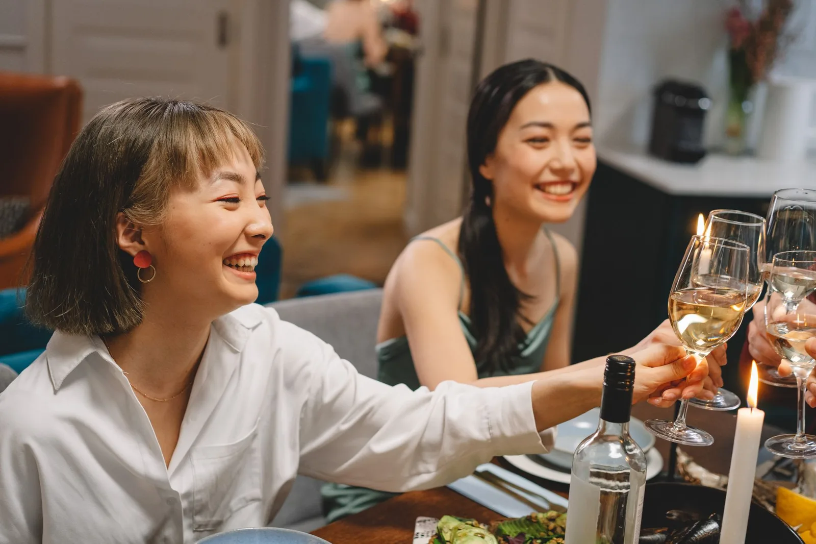 Hội bạn nữ trò chuyện trong homestay vào buổi tối