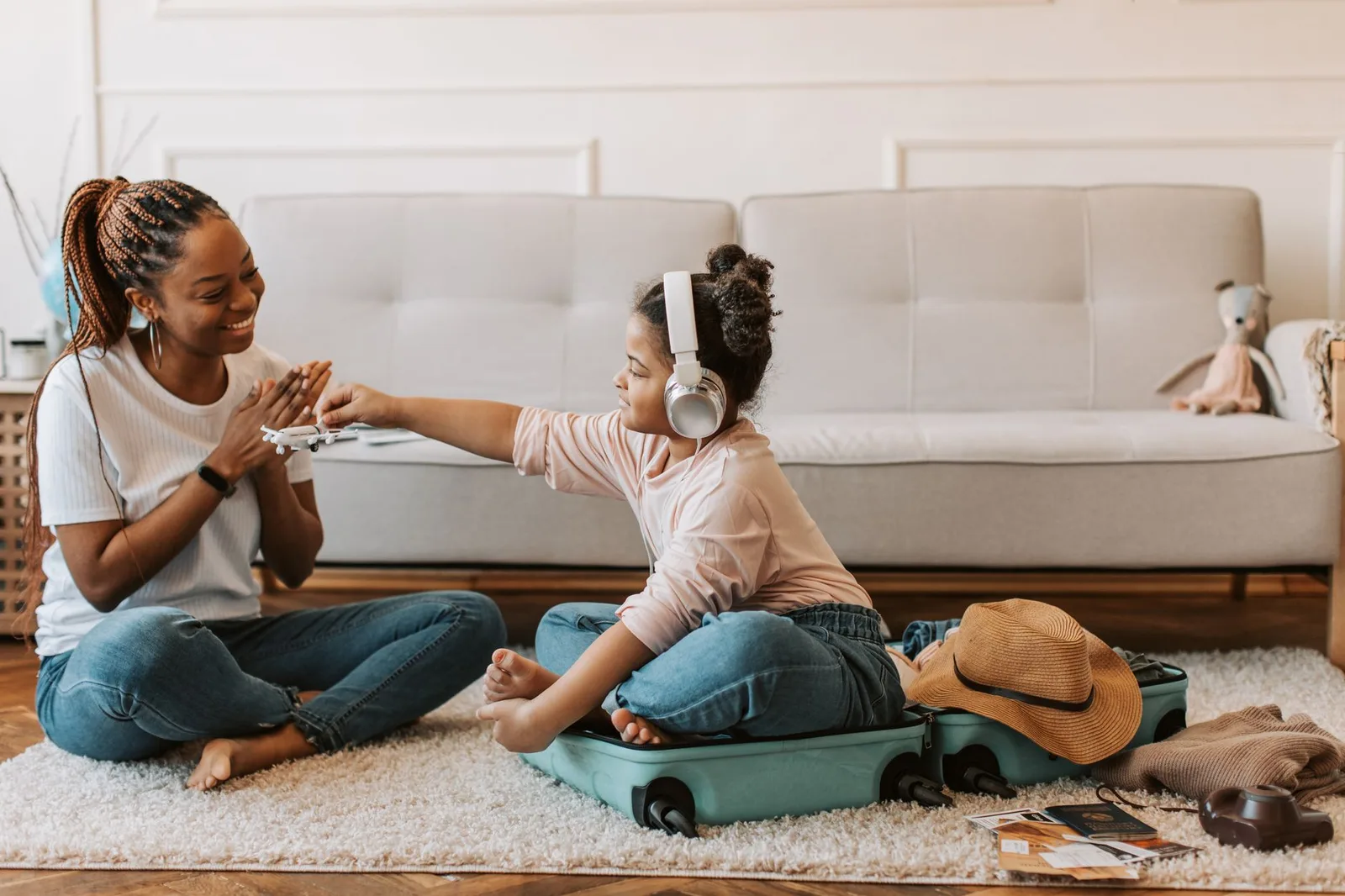 Con gái giúp mẹ chuẩn bị vali trước kỳ nghỉ