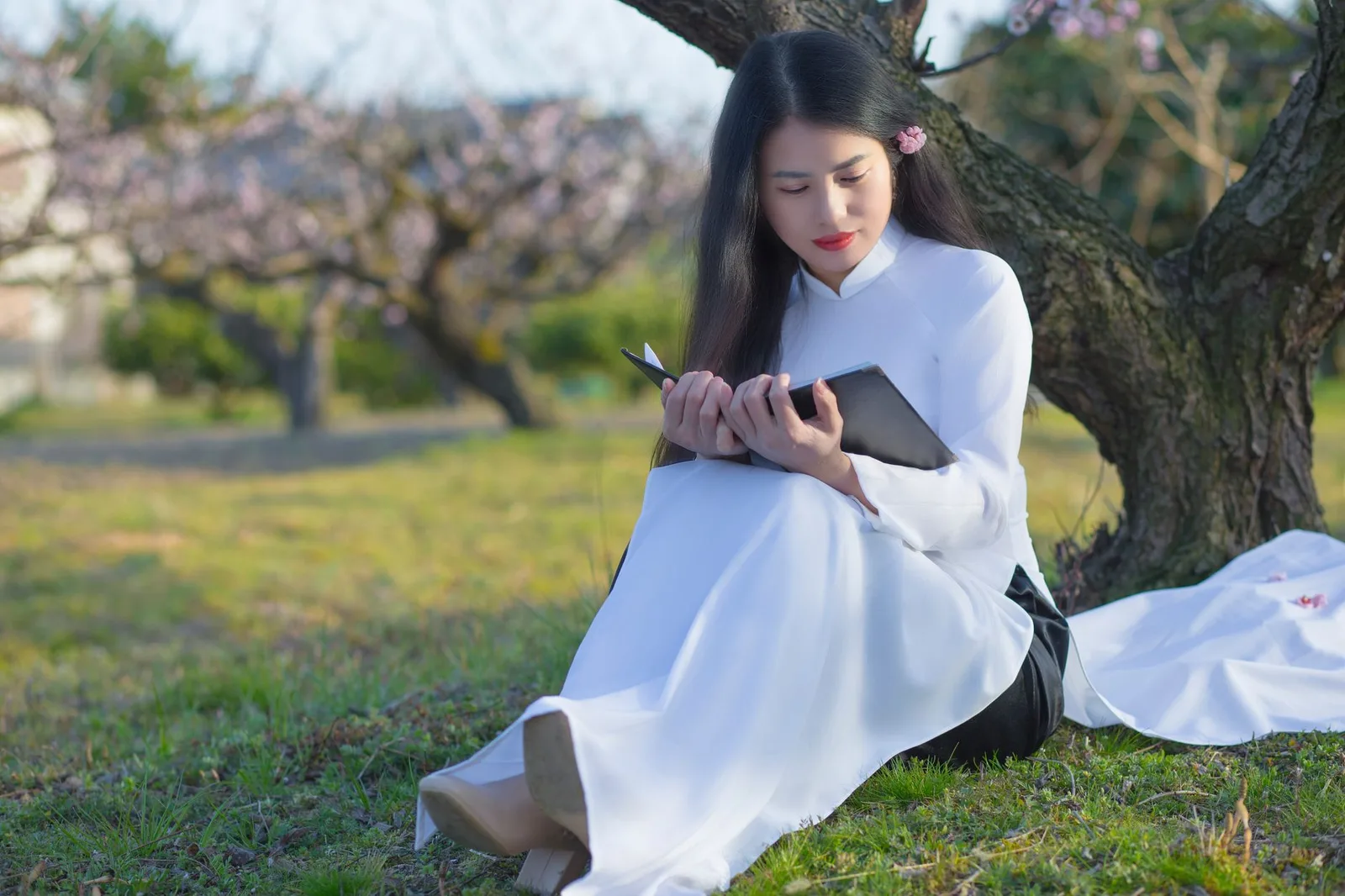 Người phụ nữ châu Á viết nhật ký trong không gian nghỉ dưỡng yên tĩnh