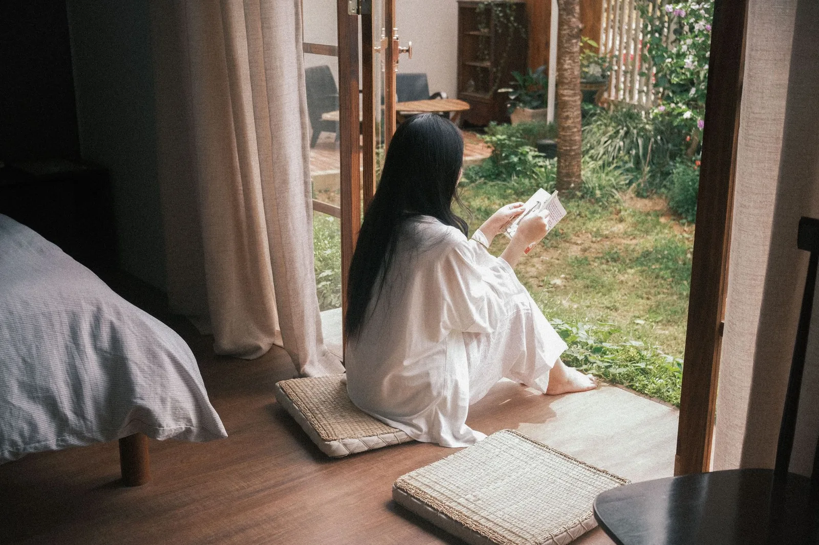 Người phụ nữ viết nhật ký trong kỳ retreat tĩnh lặng