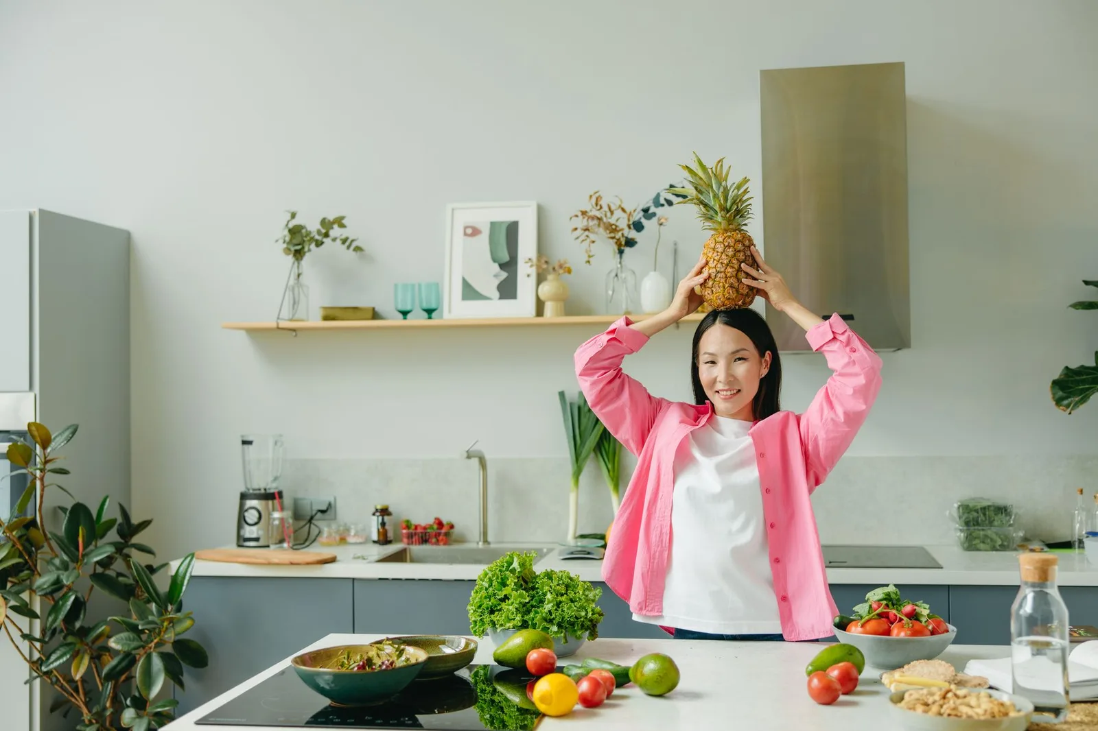 Người phụ nữ chuẩn bị hành lý cho kỳ retreat chăm sóc bản thân