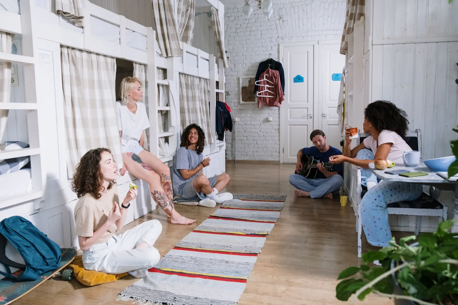 Du khách châu Á tham gia hoạt động nhóm tại hostel