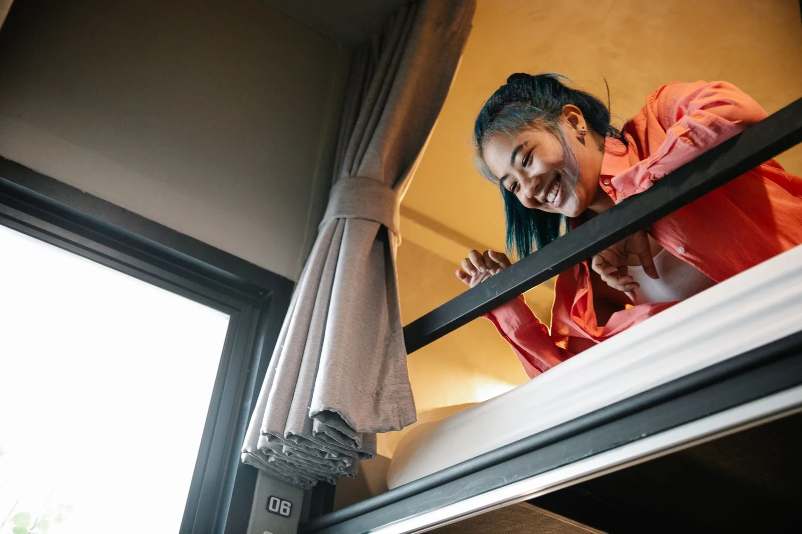 Du khách châu Á tham dự buổi giao lưu vừa sức tại hostel