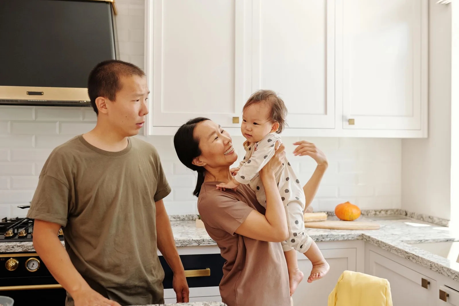 Gia đình vui vẻ đoàn tụ sau chuyến công tác dài ngày
