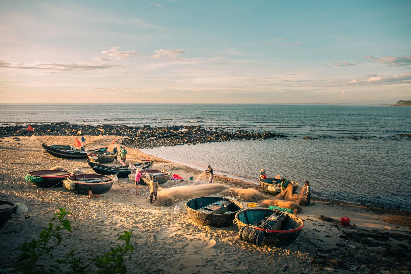 Làng chài nhiệt đới với thuyền nhỏ lúc bình minh