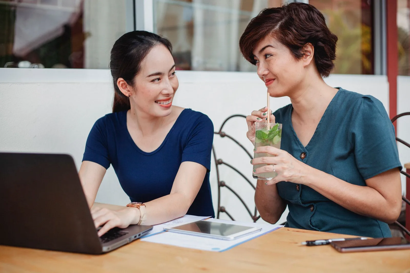 Người châu Á làm việc tại quán cà phê ven biển