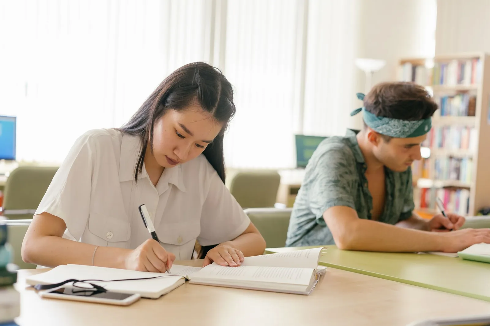 Học sinh viết mục tiêu học tập vào sổ tay