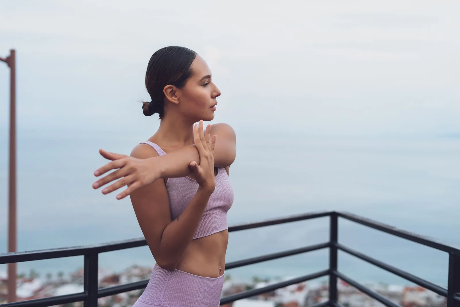Người phụ nữ châu Á duy trì thói quen tập luyện buổi sáng