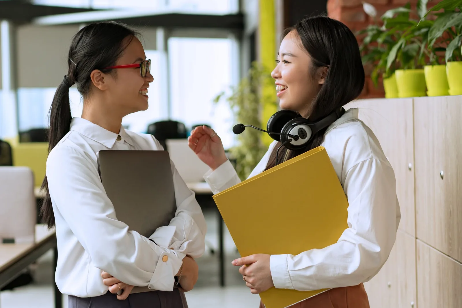 Nhóm nhân sự quan sát các kỹ năng trong công việc