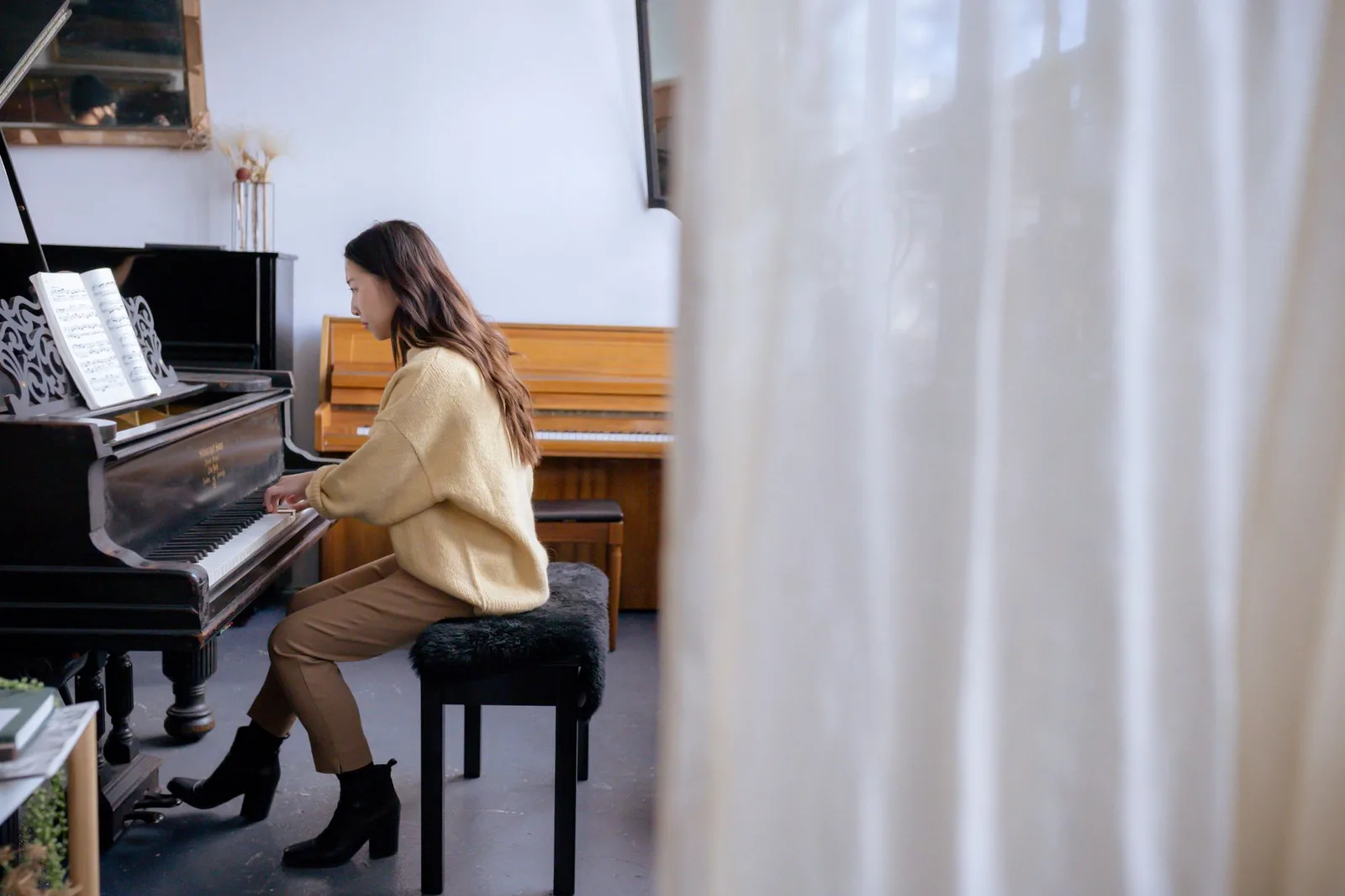Nghệ sĩ piano châu Á luyện tập có chủ đích