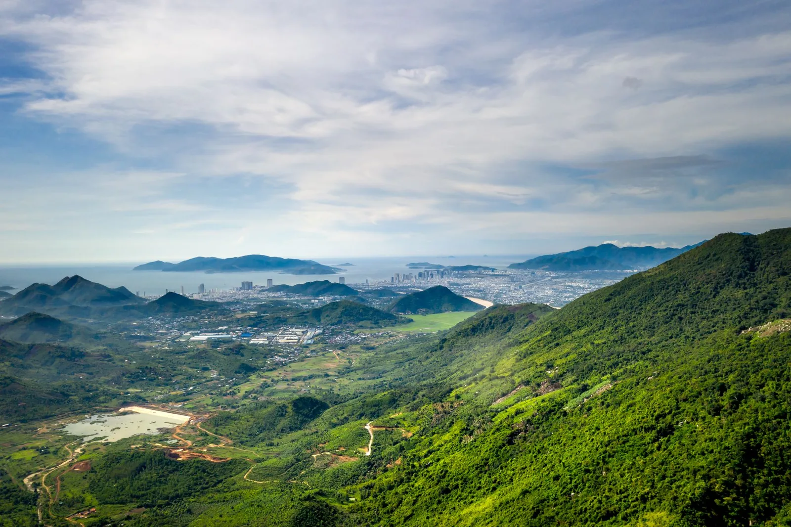 Cung đường ven biển uốn quanh núi hướng về Đầm Môn