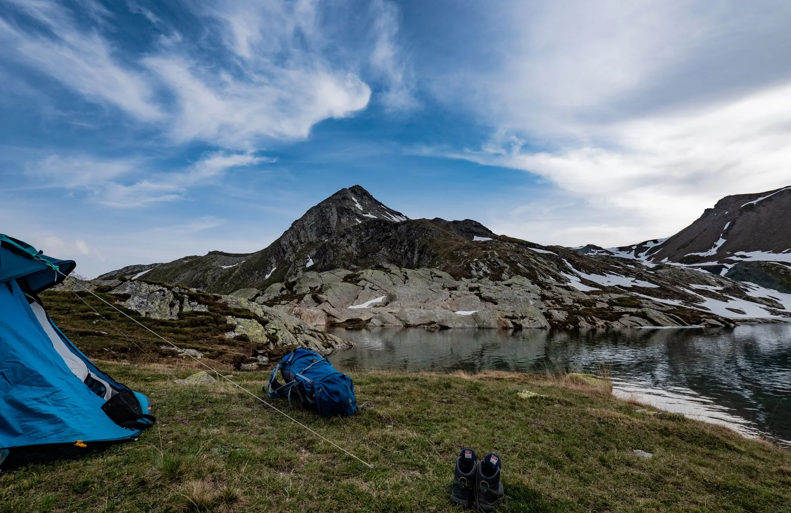Ba lô và dụng cụ cắm trại sẵn sàng cho chuyến đi