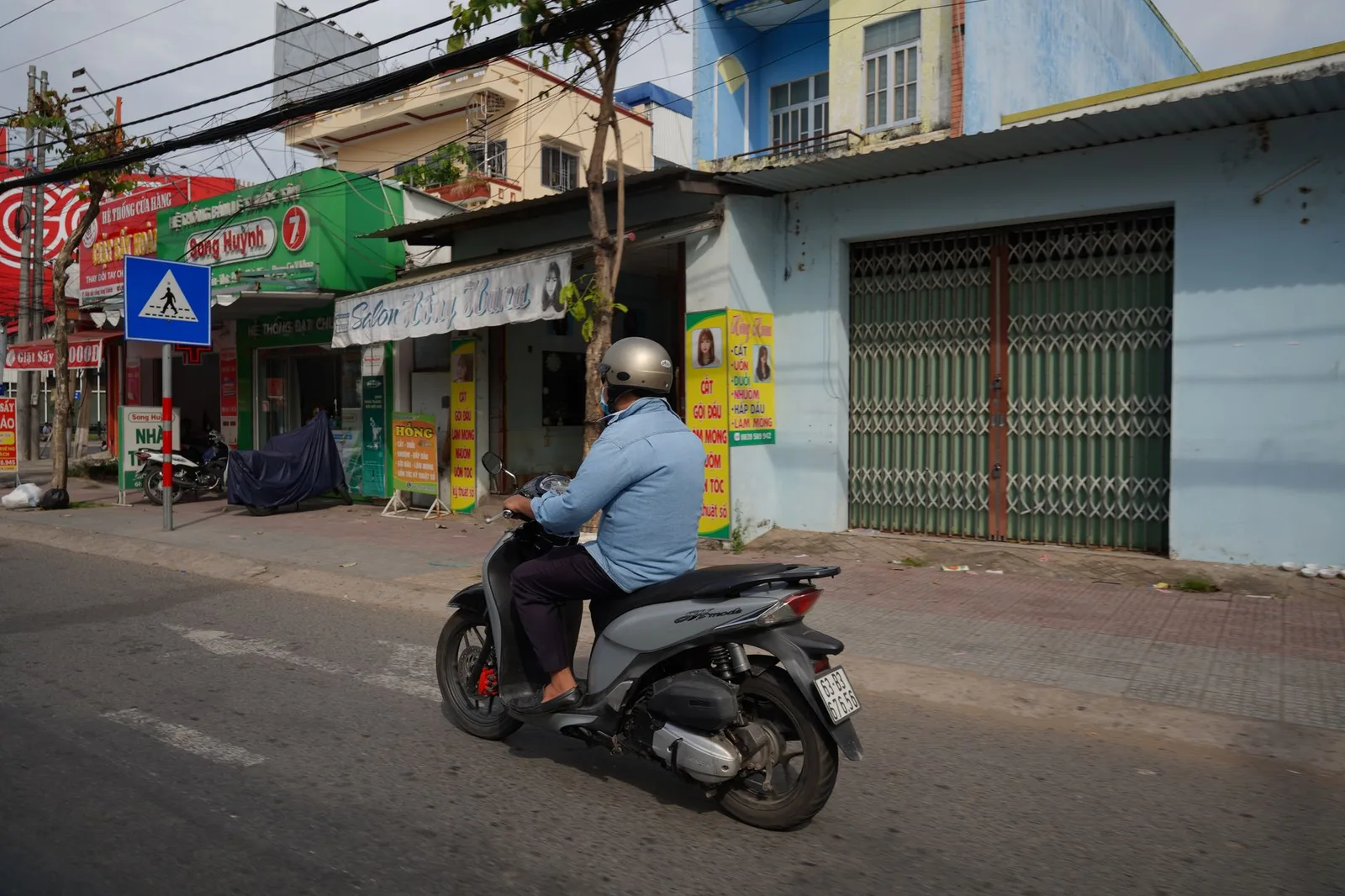 Du khách châu Á đi xe máy trên cung đường ven biển