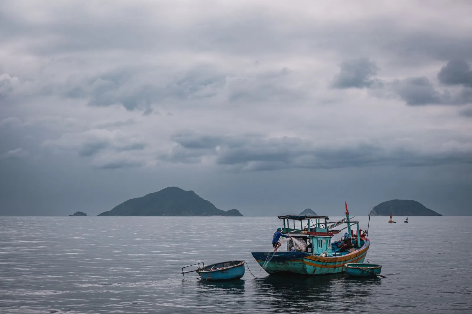 Thuyền đánh cá trên vùng biển đảo Việt Nam lặng sóng