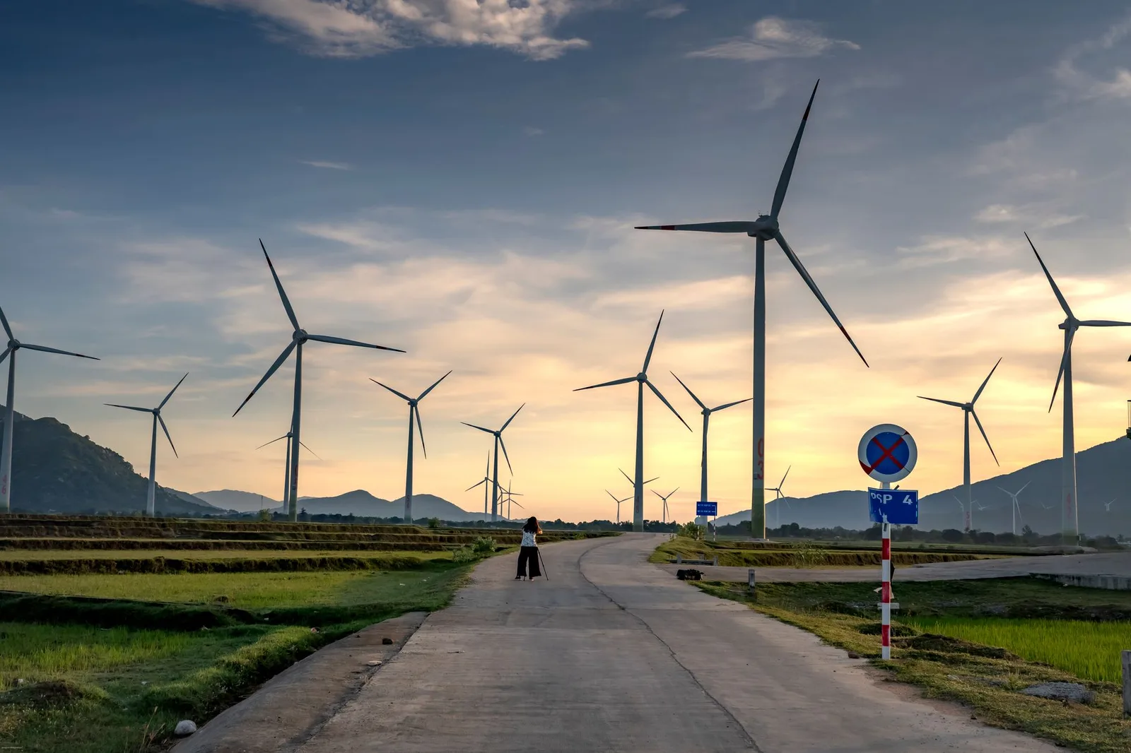 Cung đường ven biển dẫn qua những turbine gió