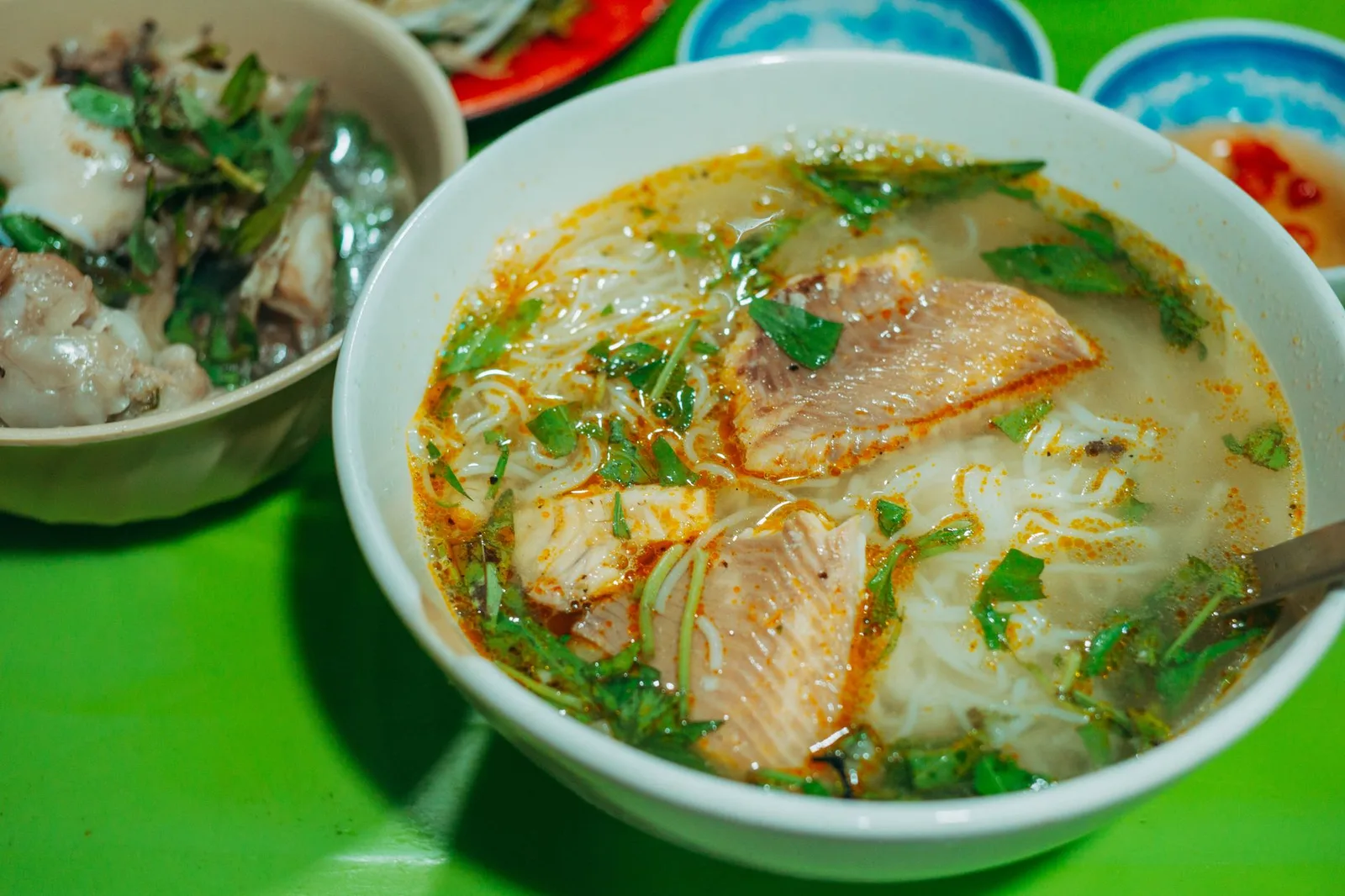 Bữa hải sản địa phương phù hợp ngân sách du lịch đảo