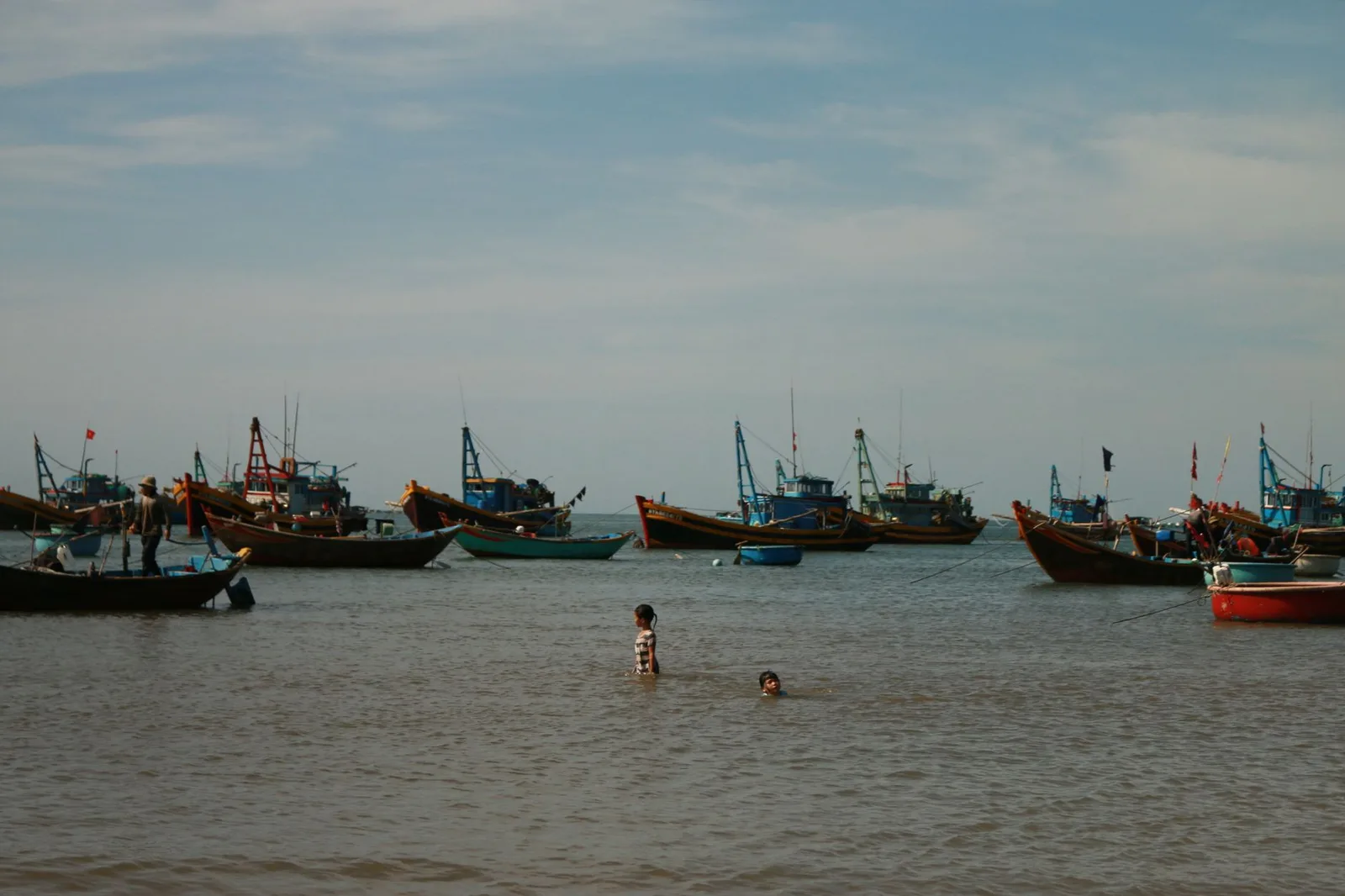 Thuyền ngư dân trở về bến trong ánh hoàng hôn