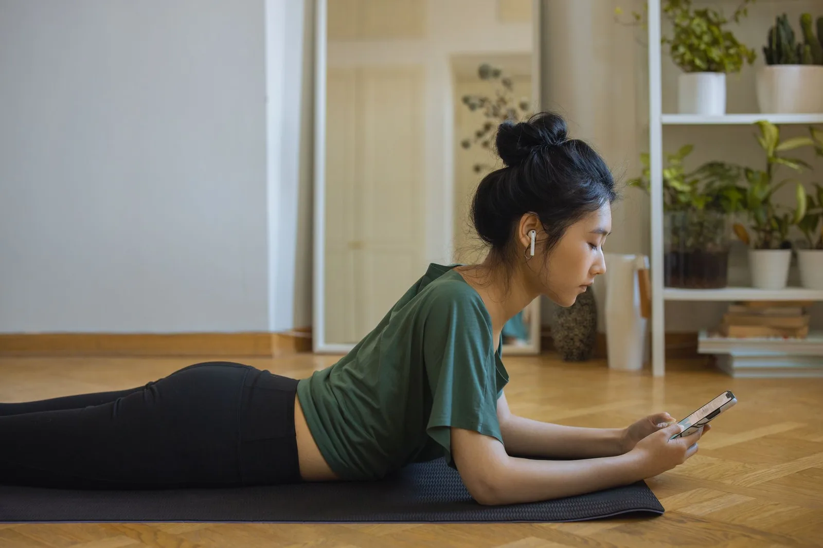 Người phụ nữ châu Á sử dụng điện thoại có kiểm soát