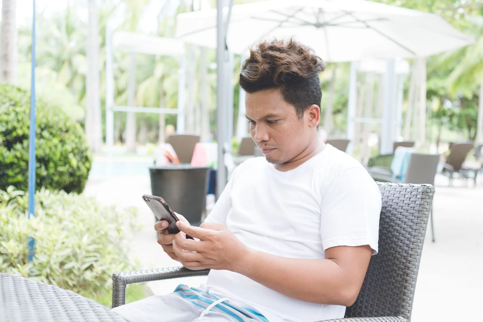 Người đàn ông châu Á bị cuốn vào màn hình điện thoại