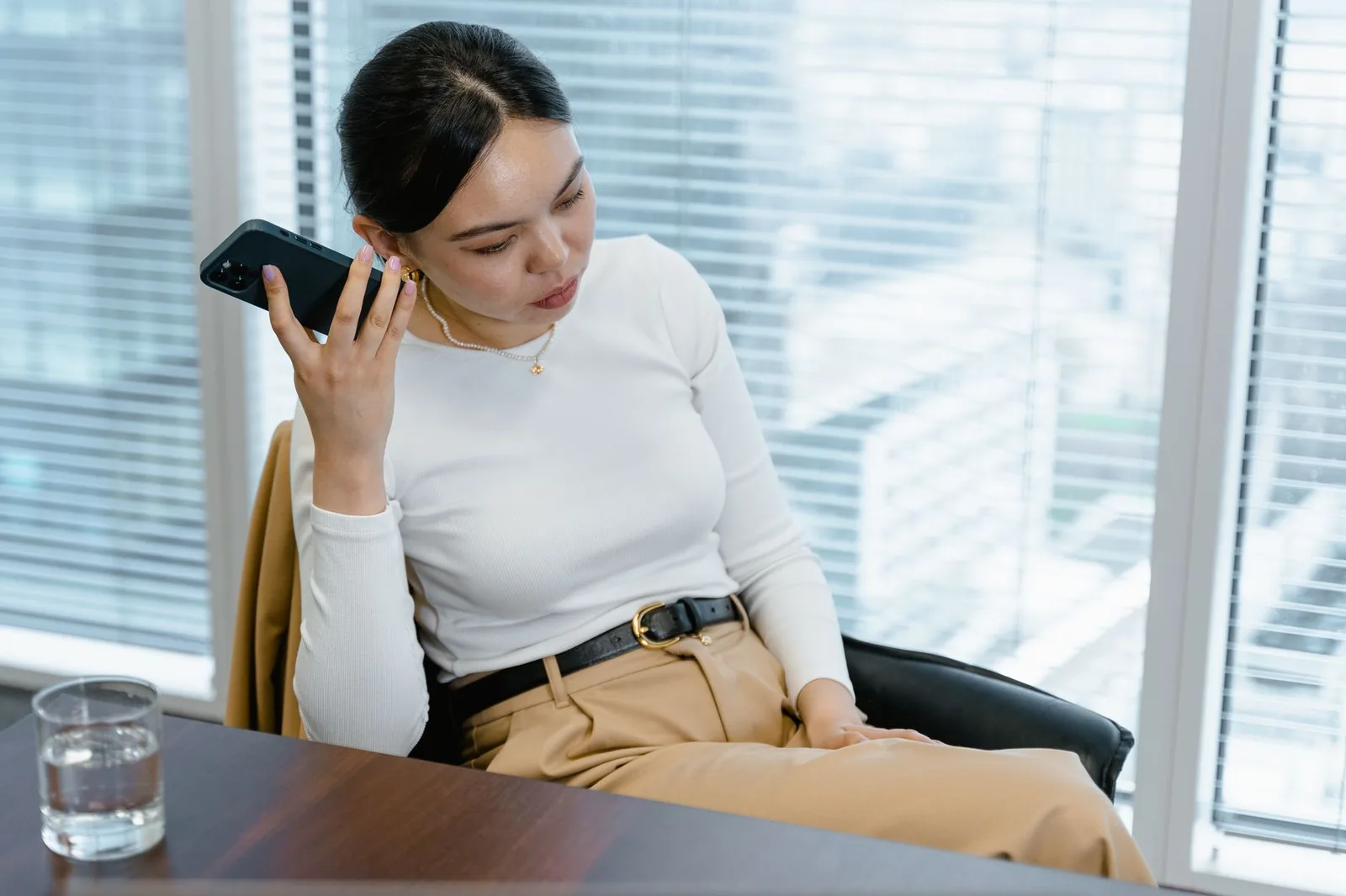Người phụ nữ châu Á chủ động đặt điện thoại sang một bên