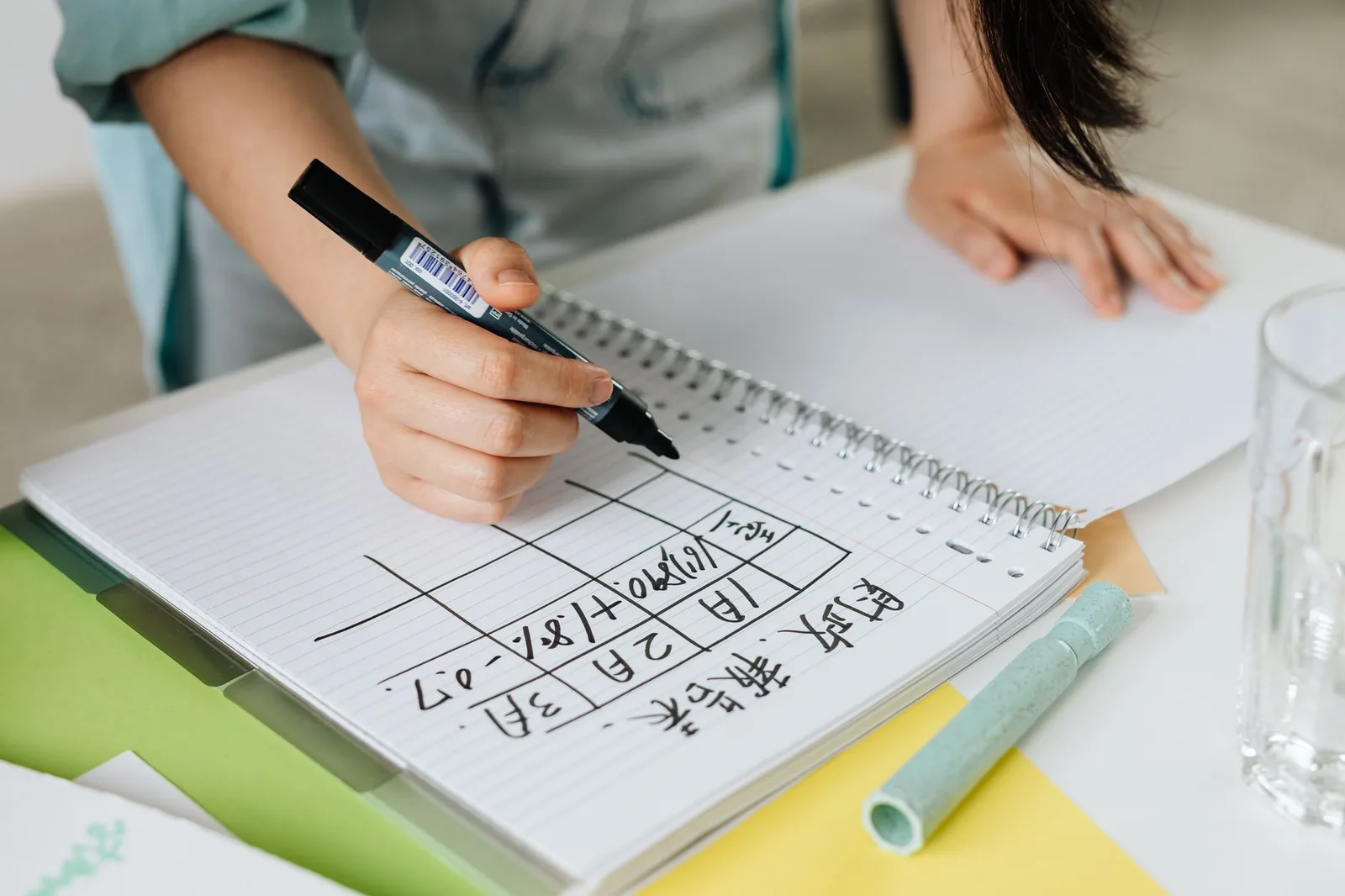 Người phụ nữ châu Á tìm hiểu lá số tử vi từng bước