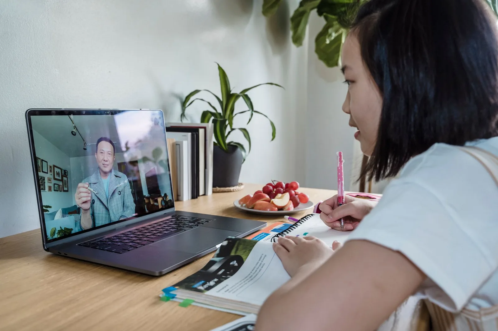 Học sinh xem video trong lúc học trực tuyến