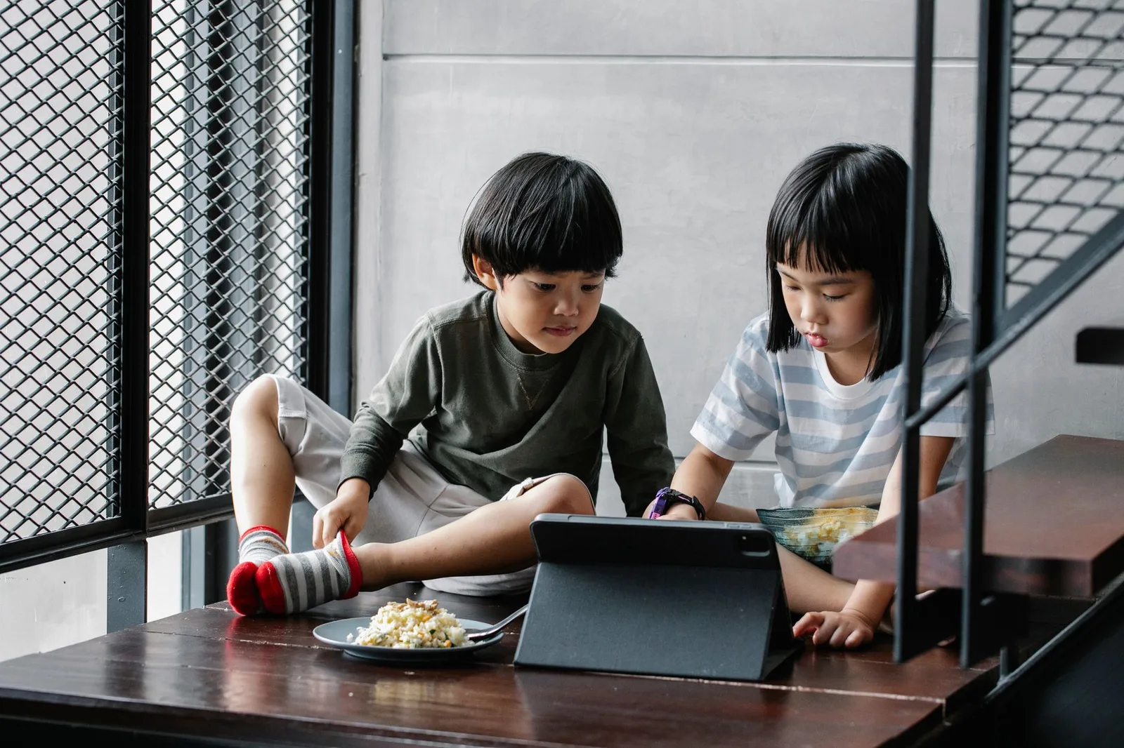 Trẻ sử dụng máy tính bảng trong thời gian được giới hạn