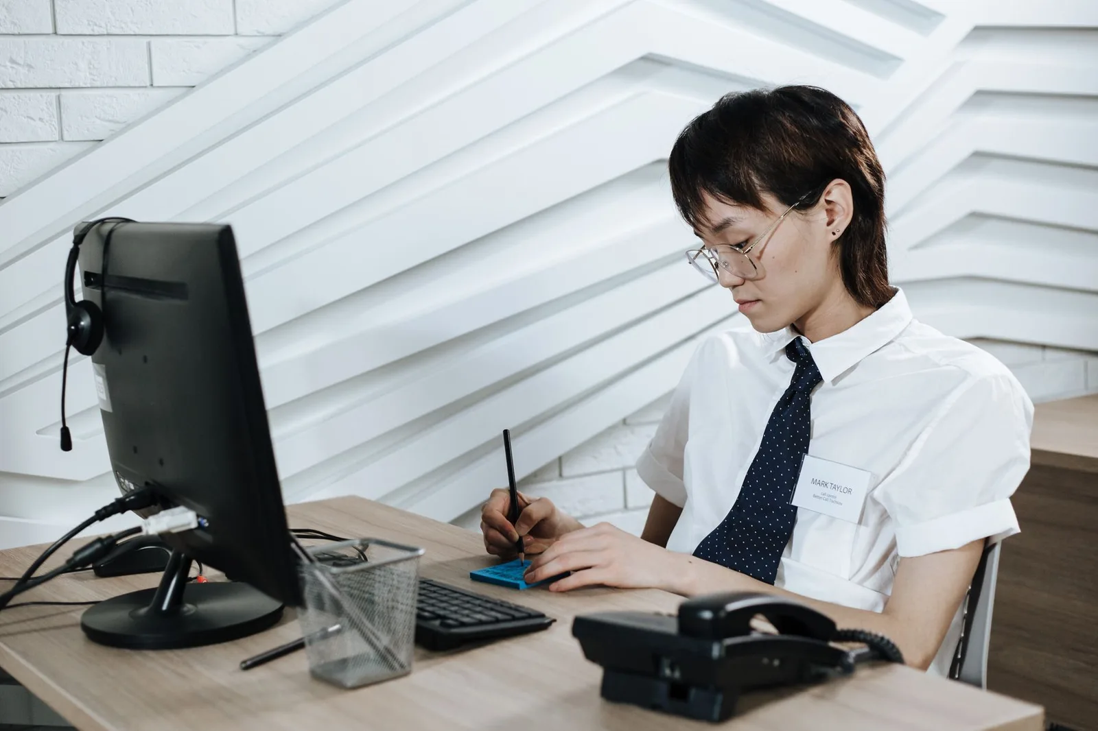 Người đàn ông châu Á tập trung làm việc tại bàn