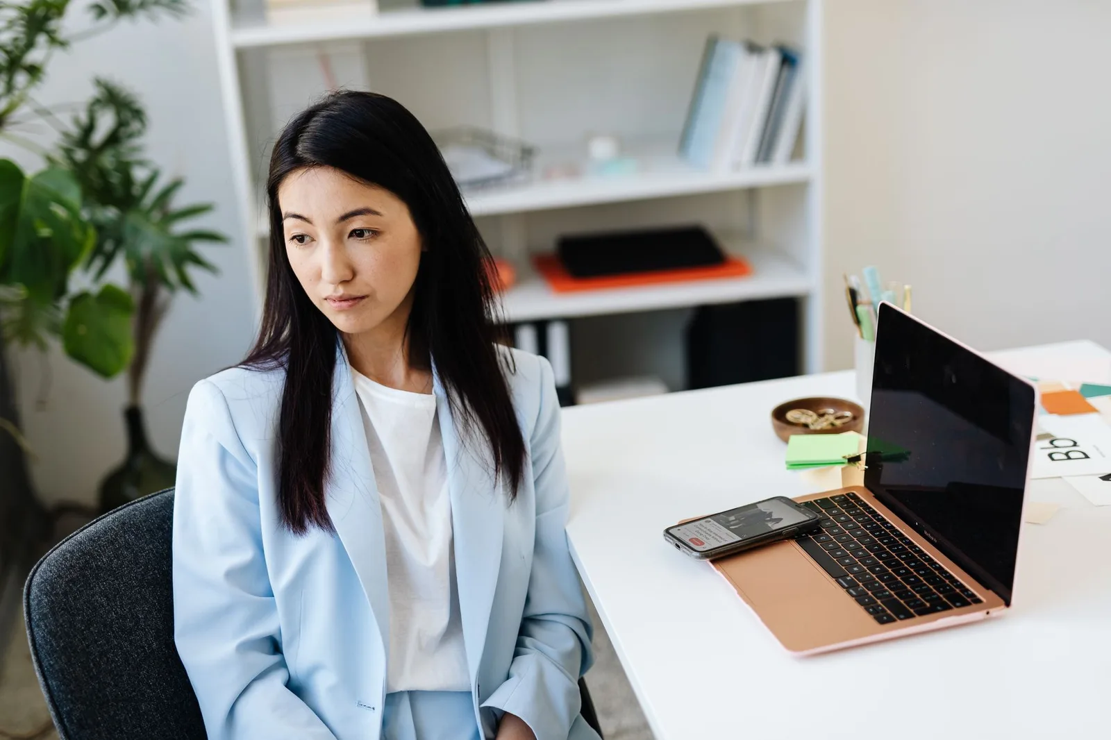 Người phụ nữ châu Á cất điện thoại để lấy lại sự chủ động