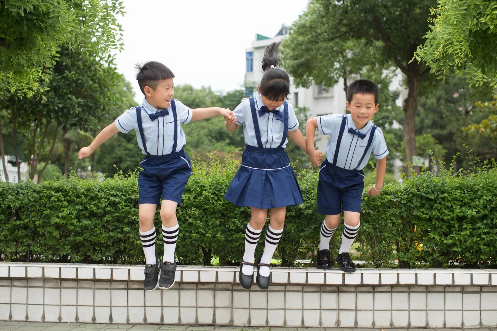 Nhóm học sinh trò chuyện và chia sẻ tiếng lóng ở sân trường