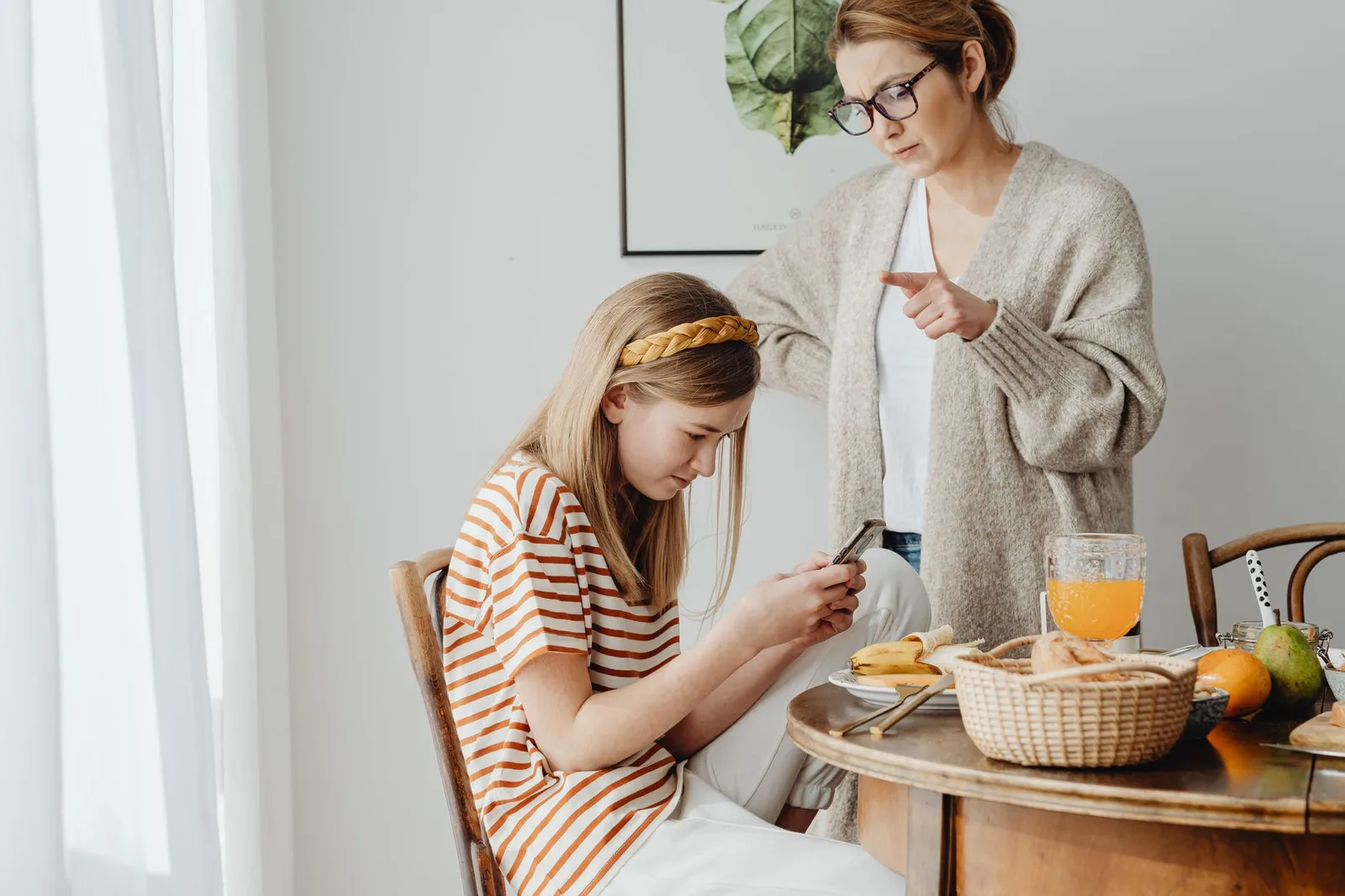 Phụ huynh trò chuyện với trẻ về ngôn ngữ trên mạng xã hội