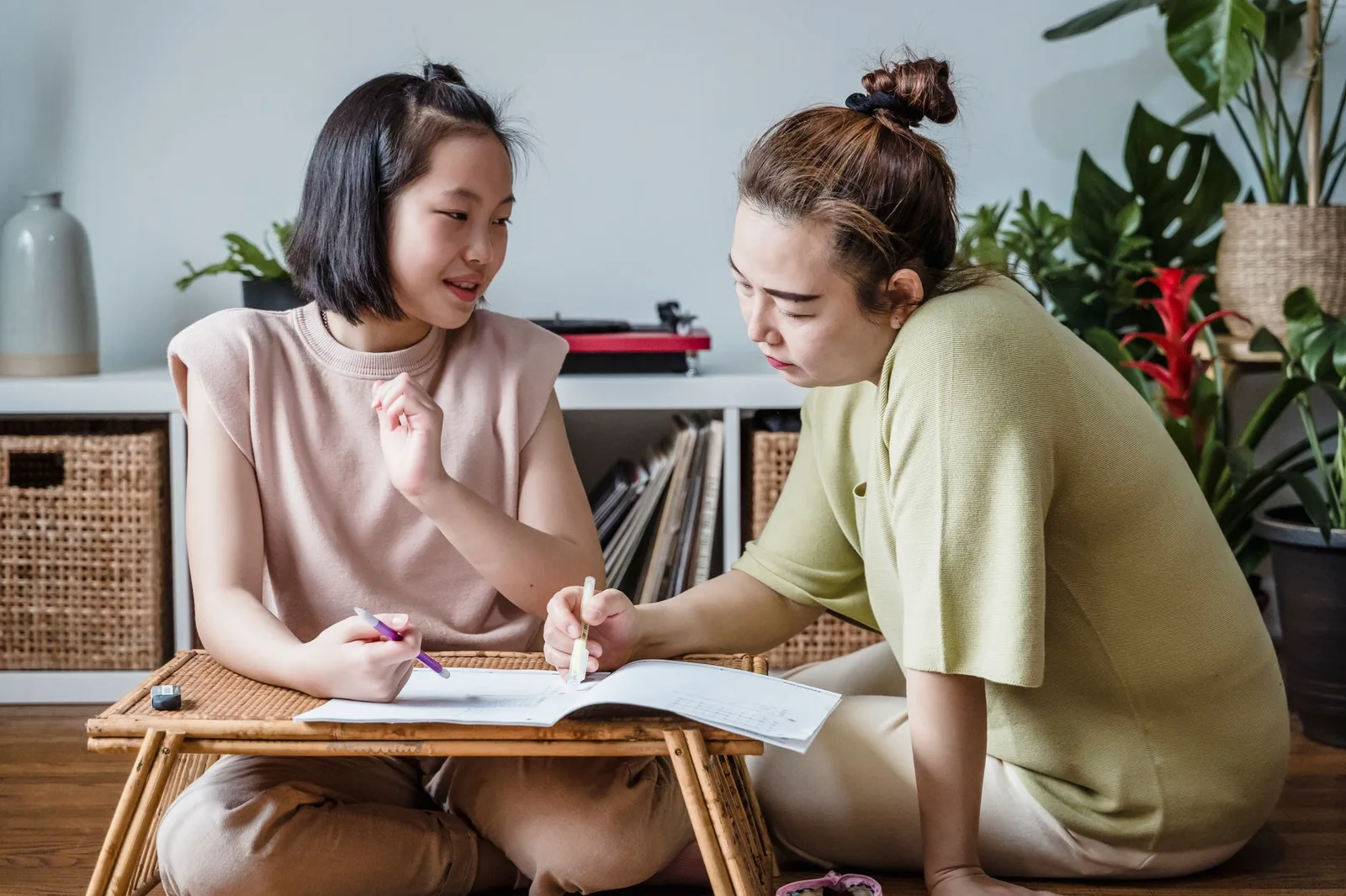 Phụ huynh cùng con tìm hiểu nội dung meme trên điện thoại