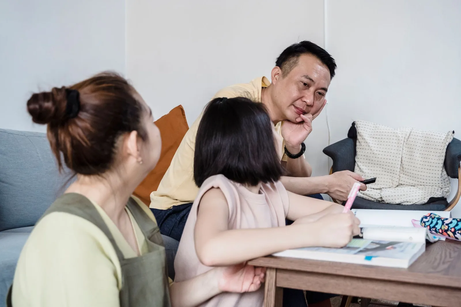 Phụ huynh hướng dẫn trẻ sử dụng thiết bị số lành mạnh