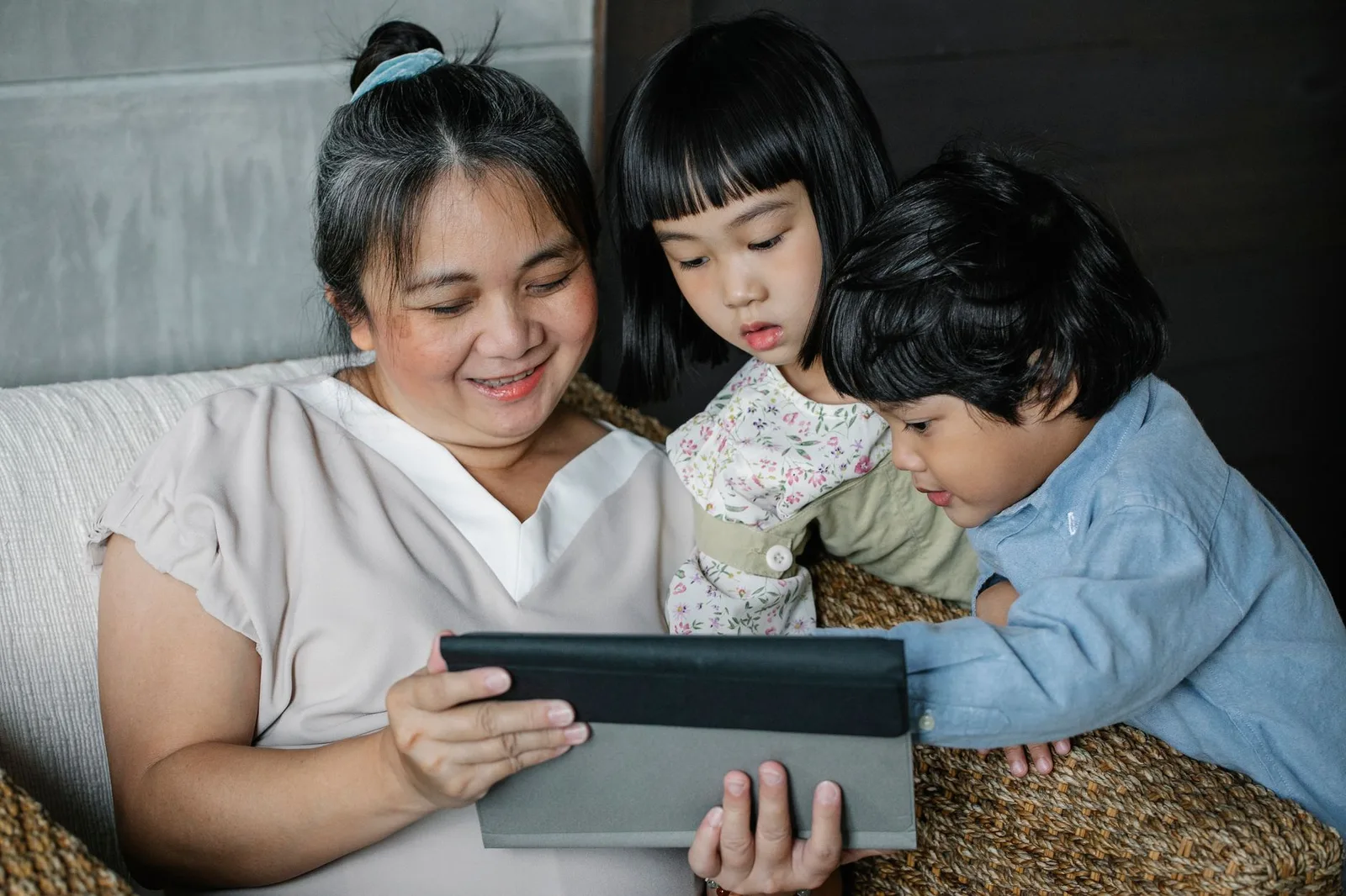 Phụ huynh quan sát khi trẻ dành nhiều thời gian trước màn hình