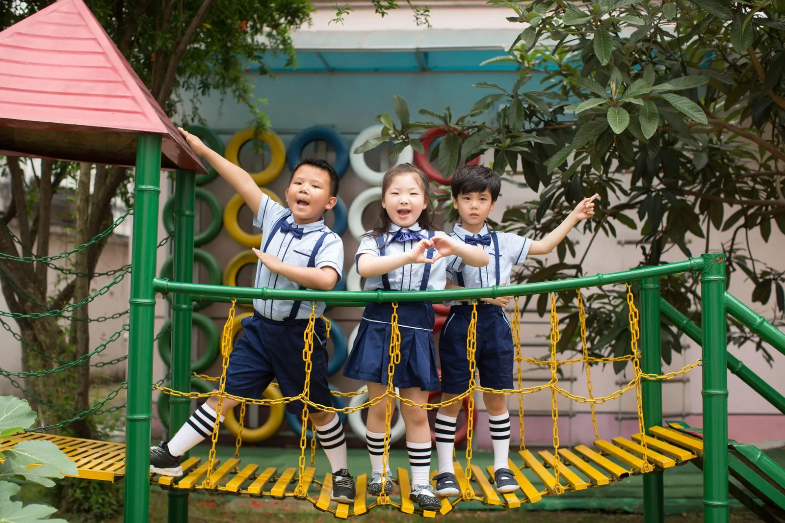 Nhóm trẻ trò chuyện và kết bạn trong sân trường
